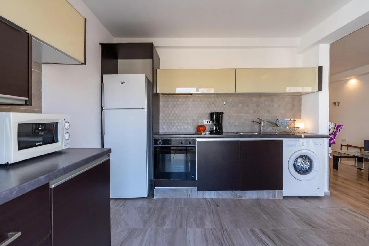 Terre 1-Br Apt In Larnaca + Balcony Apartment